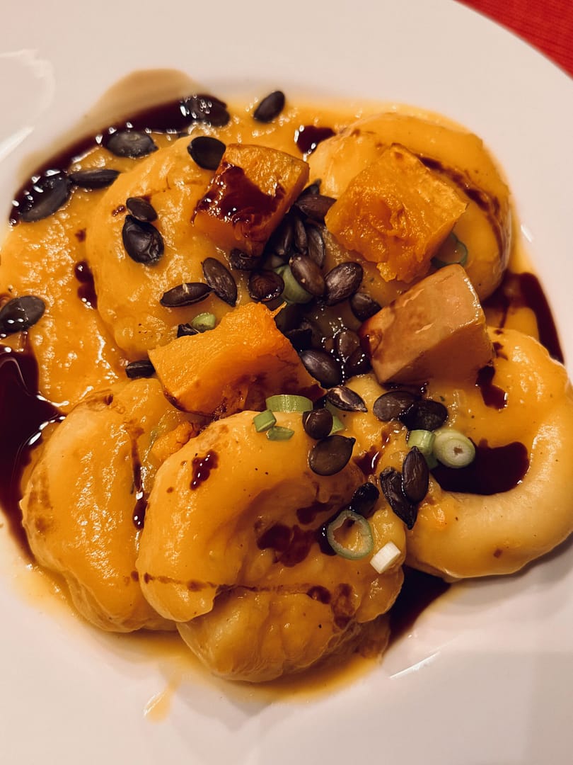 Kluski in gegrillter Kürbiscreme